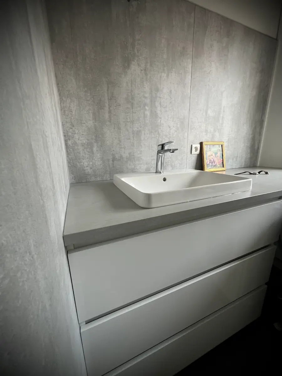 Pose d'un lavabo et d'un meuble vasque